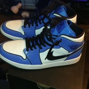 Air Jordan 1 mid se signal blie *size 10*
